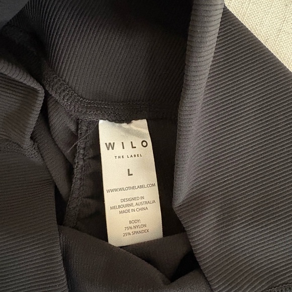 Wilo Women’s Black active set  - High-Rise Scrunch Waist - Picture 5 of 6